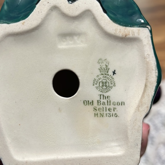 ANTIQUE Royal Doulton England Figurine “The Old Balloon Seller” HN 1315 - Picture 4 of 4